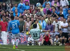 开云体育娱乐app-足球比赛现场热闹非凡，球迷们高呼助威声()  第1张