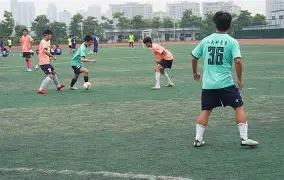 开云体育娱乐app-足球比赛现场热闹非凡，球迷们高呼助威声()  第2张